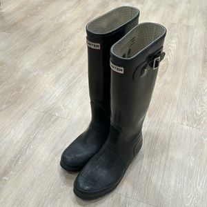 Black hunter boots